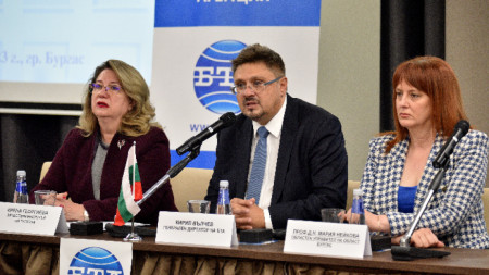 Зам.-министър Ирена Георгиева, шефът на БТА Кирил Вълчев и областната управителка на Бургас Мария Нейкова.