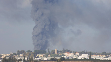Дим се издига след удар по израелския град Гедера след изстрелване на ракети от Газа, 07 октомври 2023 г. 