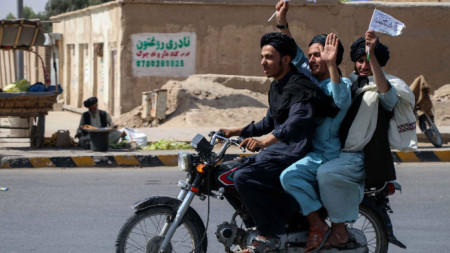 Талибани празнуват изтеглянето на американските сили в Кандахар, 31 август 2021 г.
