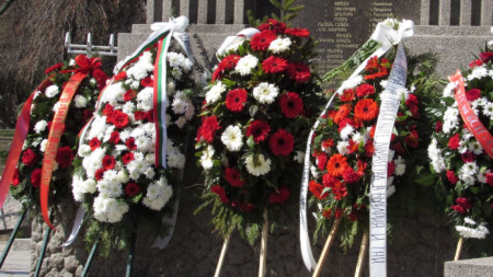 Цветя пред Паметника на Одринската епопея в София, 26 март 2021 г.