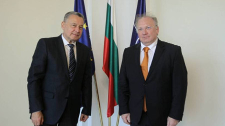 Министърът на външните работи Светлан Стоев и посланика на Украйна Виталий Москаленко (вляво).