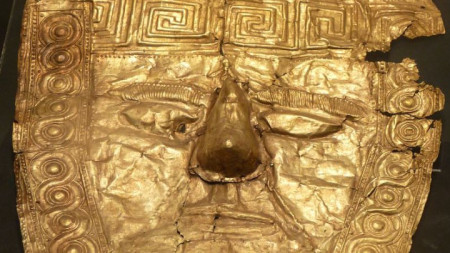 Златна погребална маска от VI в. пр. Хр., открита в гроб на некропола