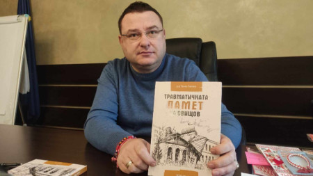 Генчо Генчев с книгата 