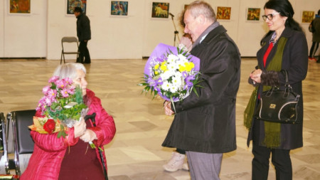 Ирина Стоянова получава поздравления от почитатели и близки