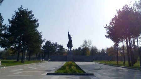 Паметникът на Хан Аспарух в Добрич