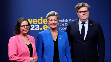 Шведският министър на миграцията Мария Малмер Стенергард, комисарят на ЕС по вътрешните работи Илва Йохансон (в центъра) и шведският министър на правосъдието Гунар Стромер на срещата на министрите на правосъдието и вътрешните работи на ЕС в Стокхолм, 26 януари 2023 г.