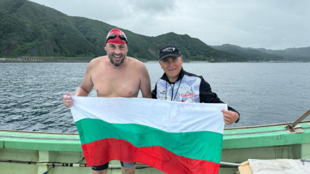 Петър Стойчев и Иван Златинов след преплуването на Цугару.