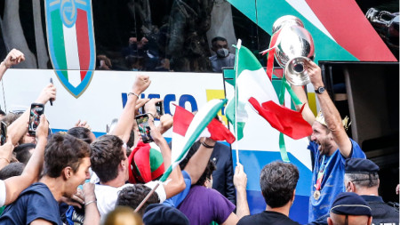 Днешната празнична програма на италианските футболни национали които снощи станаха