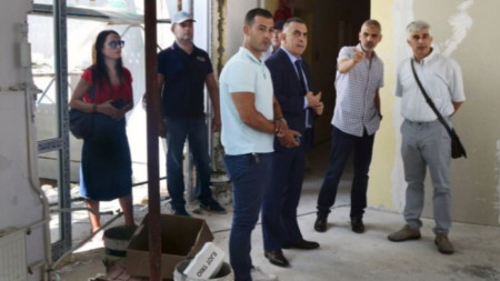 Кметът на Сливен Стефан Радев обяви намерението за дисциплинарно наказание на директора, докато инспектираше ремонта на детска градина „Мак“.
