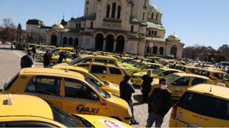 Около 150 шофьори на таксита са се събрали пред сградата