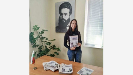 Дара Драганинска с вестника за село Паволче