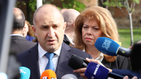 Румен Радев и вицепрезидентът Илияна Йотова поднесоха цветя пред Паметника на Незнайния воин в София, 9 май 2023 г.