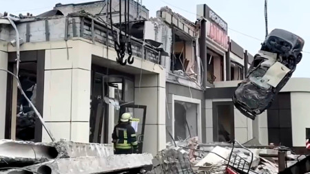 Служители на руското министерство на извънредните ситуцаии работят на мястото на пекарна, разрушена при украински удар по окупирания град Лисичанск в Луганска област на Украйна.