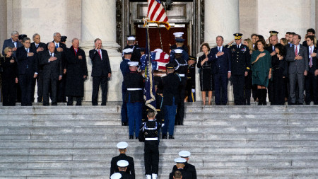 ковчега, пренасящ бившия президент Джордж Хърбърт Уокър Буш по стъпалата на Капитолия, Вашингтон