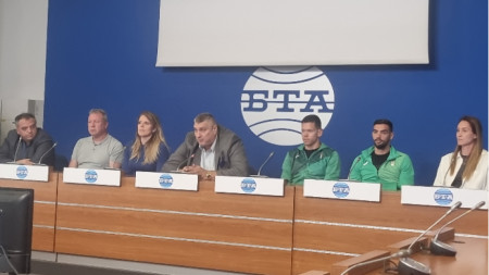 Николай Марков, Ярив Лернер от НюБояна Филм, Ива Парталева от Марина Диневи Груп, президентът на волейболната федерация Любомир Ганев, както и състезателите Димитър Калчев, Димитър Механджийски и Десислава Николова (от ляво-на дясно).
