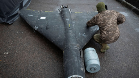 Украински военнослужещ оглежда свален руски дрон 