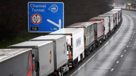 Шофьорите на тежкотоварни камиони са били информирани от британското правителство