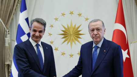Турският президент Реджеп Тайип Ердоган (вдясно) и гръцкият министър-председател Кириакос Мицотакис (вляво) позират за снимка по време на срещата си в президентския дворец в Анкара, 13 май 2024 г.