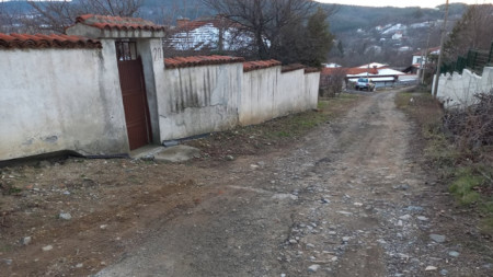 Улиците в чернооченското село Пчеларово от години не са асфалтирани, при всеки дъжд са кални