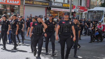 Арестите в Истанбул започнаха рано сутринта.