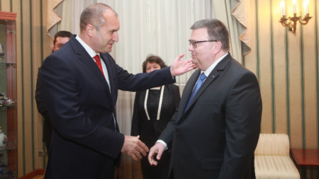 Държавният глава Румен Радев (вляво) и главният прокурор Сотир Цацаров на срещата им в президентството.