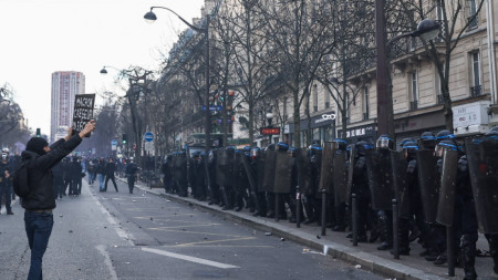 Полицейски части срещу протестиращите по време на демонстрация срещу планираната от френското правителство реформа на пенсионната система, в Париж, Франция, 7 март 2023 г. 