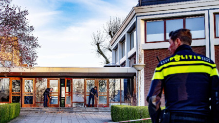 Полицията в Нидерландия разследва експлозия в църква близо до Ротердам