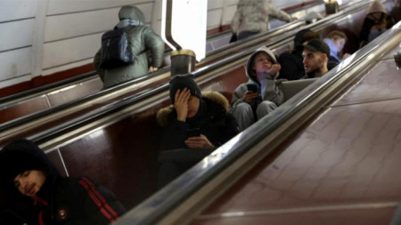 Жители на Киев се укриват в станция на метрото по време на руска ракетна атака на 5 декември 2022