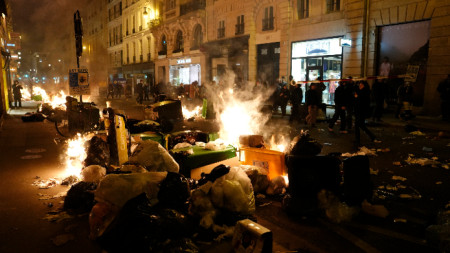 Запалени от демонстранти купчини с боклук в Париж, 16 март 2023 г.