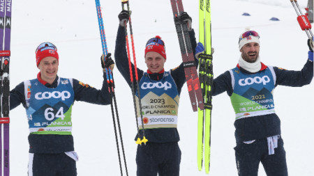 Норвежките медалисти: шампионът Крюгер (в средата), сребърният Амундсен (вляво) и Холунд.