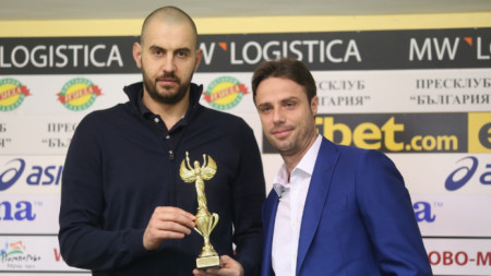 Георги Братоев и Теодор Салпаров с наградата за отбор на месеца.