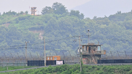 Демилитаризираната зона, разделяща Корейския полуостров.