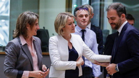 Испанската министърка на околната среда Тереза Рибера, френската министърка на екологичния преход Барбара Помпили  и португалският държавен секретар за енергетиката  Жоао Галамб (отляво надясно) по време на срещата на енергийните министри от ЕС в Брюксел - 2 май 2022
