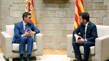 Министър-председателят на Испания Педро Санчес (вляво) и президентът на Каталунската автономия Пере Арагонес