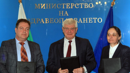 Анекс към Националния рамков договор беше подписан от Жени Начева - НЗОК, Иван Маджаров - БЛС, а министър Кирил Ананиев стана негов гарант.