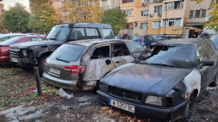 Трите запалени автомобила пред блок 25 в квартал 