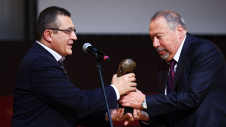 министърът на образованието Сашо Пенов (вляво) връчва голямата награда 