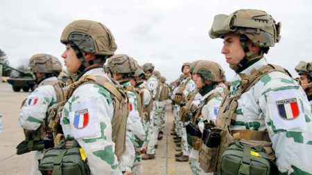 Министърът на въоръжените сили на Франция Флоранс Парли премиерът и