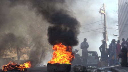 Запалени гуми край централния затвор в Порт о Пренс, 3 март 2024 г.