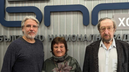 Политологът проф. Милена Стефанова (в средата), (вдясно) социологът Юлий Павлов и (вляво) проф. Росен Стоянов, политолог
