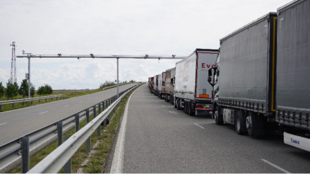 Шофьори на товарни автомобили блокираха Дунав мост при Видин с