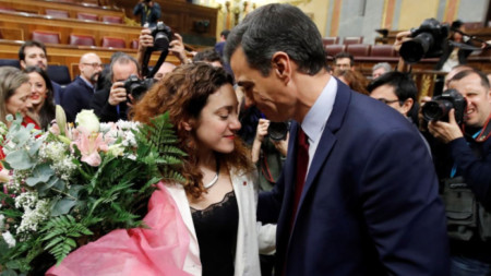 Педро Санчес спечели с малко парламентарния вот, за да състави испанско коалиционно правителство