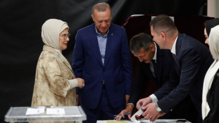 Ердоган и съпругата му Емине гласуват на втория тур на президентските избори в Турция в секция в Истанбул - 28 май 2023