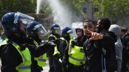 Полицаит опитват да отделят  антирасистки демонстранти от крайнодесн такива