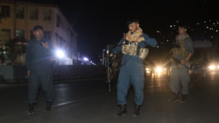 Афганистански сили за сигурност са блокирали пътя към района на експлозиите в центъра на Кабул.