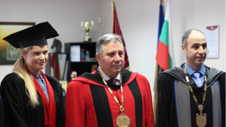Абсолвентите бяха поздравени от ректора доц. д-р Добри Ярков (в средата) и доц.Тодор Стоянчев