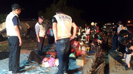 Спасители до пострадали при влаковата катастрофа в Тайван.