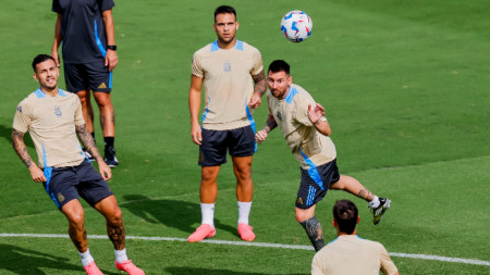 Меси отиграва топката с глава по време на занимание на Аржентина.