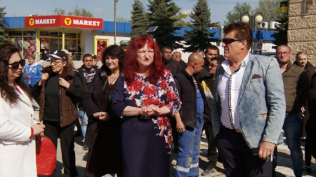 На протест в Бобов дол, на който беше и кметът Елза Вличкова (в средата на снимката) поискаха справедлива присъда за мъжа, който преби жестоко и ограби жена в центъра на миньорския град. Хриситян Д. е в ареста, а пребитата е в тежко състояние в Пирогов