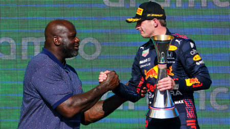 Бившият играч на НБА Шакил О`Нийл връчва холандския пилот от Формула 1 Макс Верстапен от Red Bull Racing трофея за първото място за спечелването на Гран при на Формула 1 на САЩ на пистата в Остин, Тексас